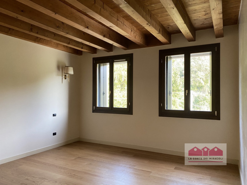 COLCERESA: CURATISSIMA VILLA DISPOSTA SU TRE LIVELLI PIU' SOFFITTA CON FINITURE DI LUSSO: 5 CAMER...