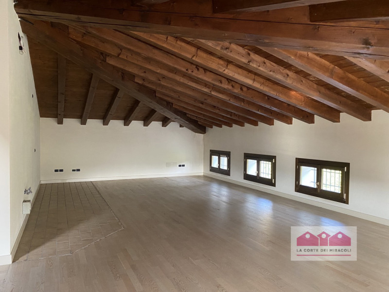 COLCERESA: CURATISSIMA VILLA DISPOSTA SU TRE LIVELLI PIU' SOFFITTA CON FINITURE DI LUSSO: 5 CAMER...