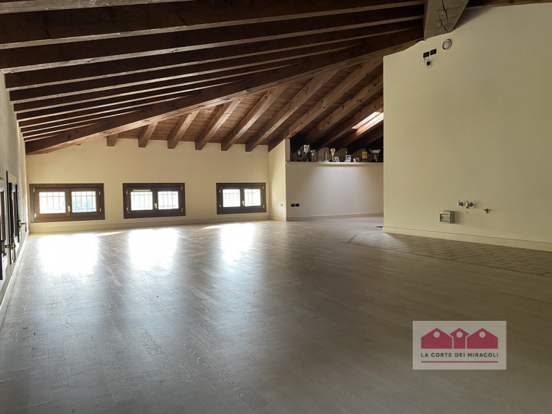 COLCERESA: CURATISSIMA VILLA DISPOSTA SU TRE LIVELLI PIU' SOFFITTA CON FINITURE DI LUSSO: 5 CAMER...