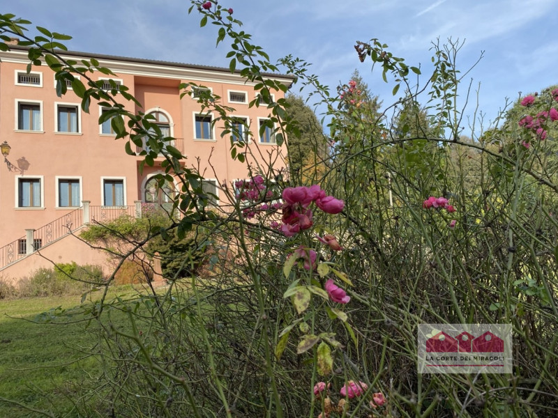 COLCERESA: CURATISSIMA VILLA DISPOSTA SU TRE LIVELLI PIU' SOFFITTA CON FINITURE DI LUSSO: 5 CAMER...