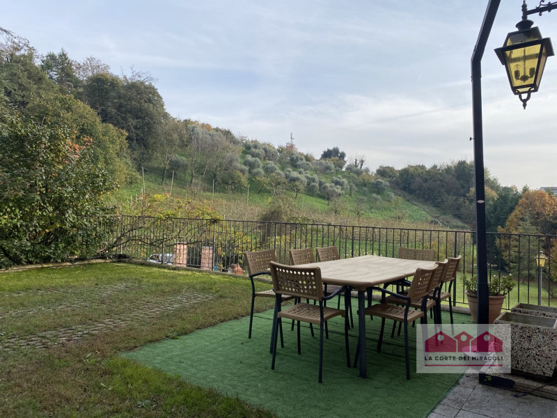 COLCERESA: CURATISSIMA VILLA DISPOSTA SU TRE LIVELLI PIU' SOFFITTA CON FINITURE DI LUSSO: 5 CAMER...