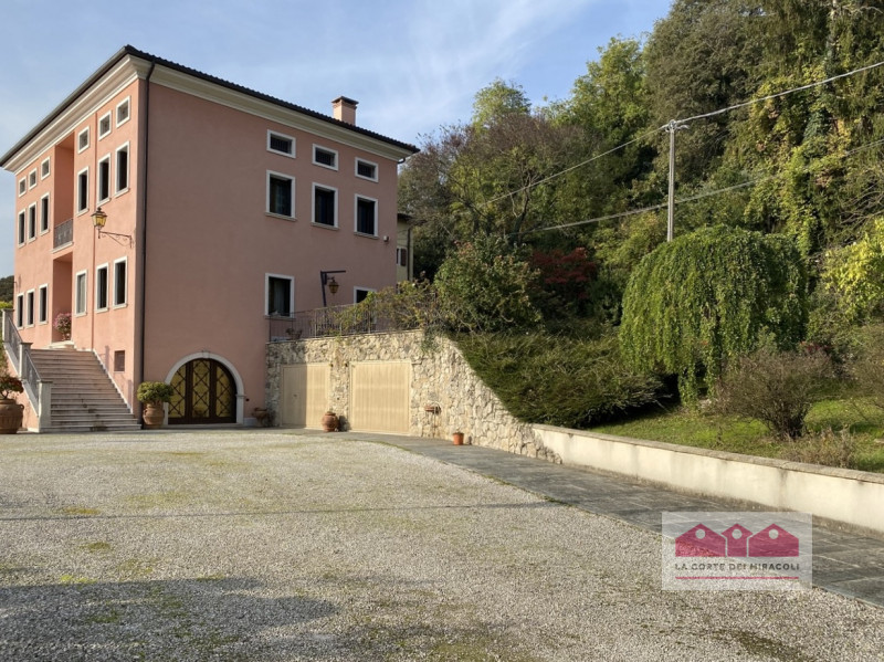 COLCERESA: CURATISSIMA VILLA DISPOSTA SU TRE LIVELLI PIU' SOFFITTA CON FINITURE DI LUSSO: 5 CAMER...