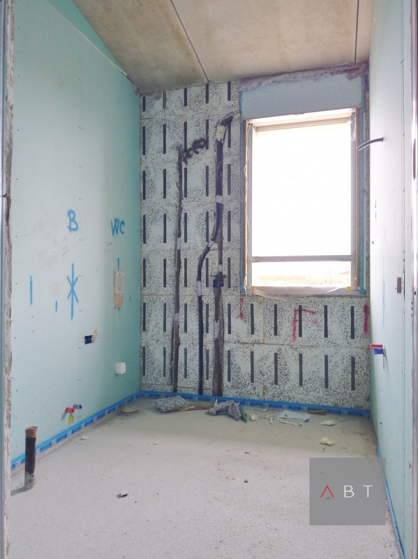 Situato in centro paese, nuovo attico al piano secondo in contesto di 6 unità e composto di: sogg...