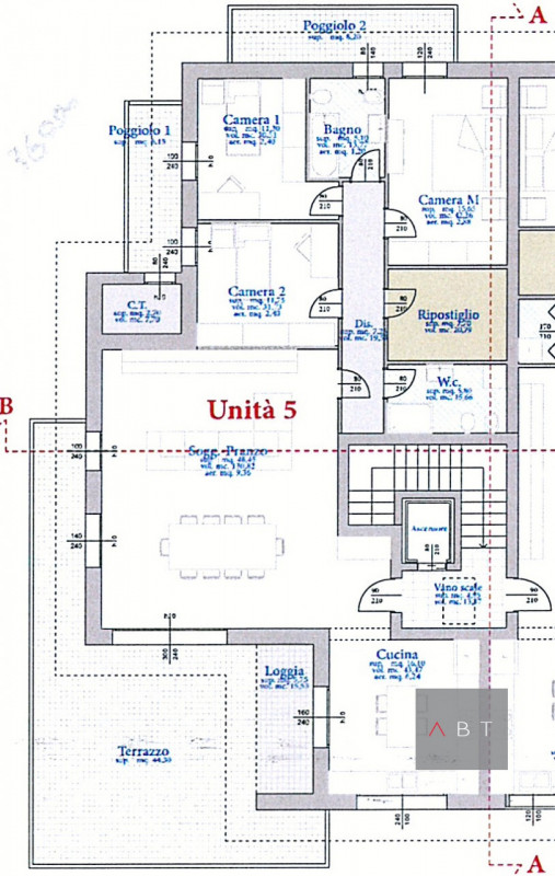 Situato in centro paese, nuovo attico al piano secondo in contesto di 6 unità e composto di: sogg...