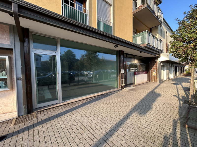 Proponiamo un'opportunità unica per avviare o trasferire la tua attività in una posizione strateg...