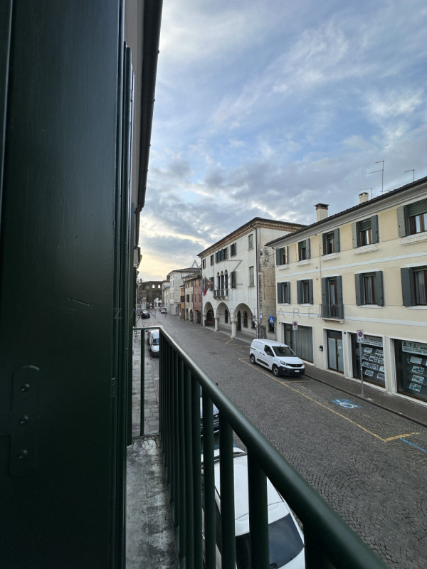 Proponiamo in affitto un esclusivo ufficio situato nel pieno centro di Castelfranco Veneto, dentr...