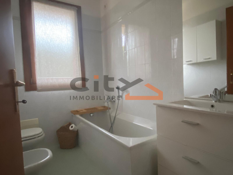 Sei alla ricerca di un'abitazione confortevole e ben posizionata? Ti proponiamo un grazioso appar...