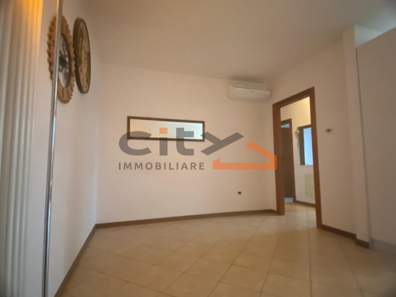 Sei alla ricerca di un'abitazione confortevole e ben posizionata? Ti proponiamo un grazioso appar...