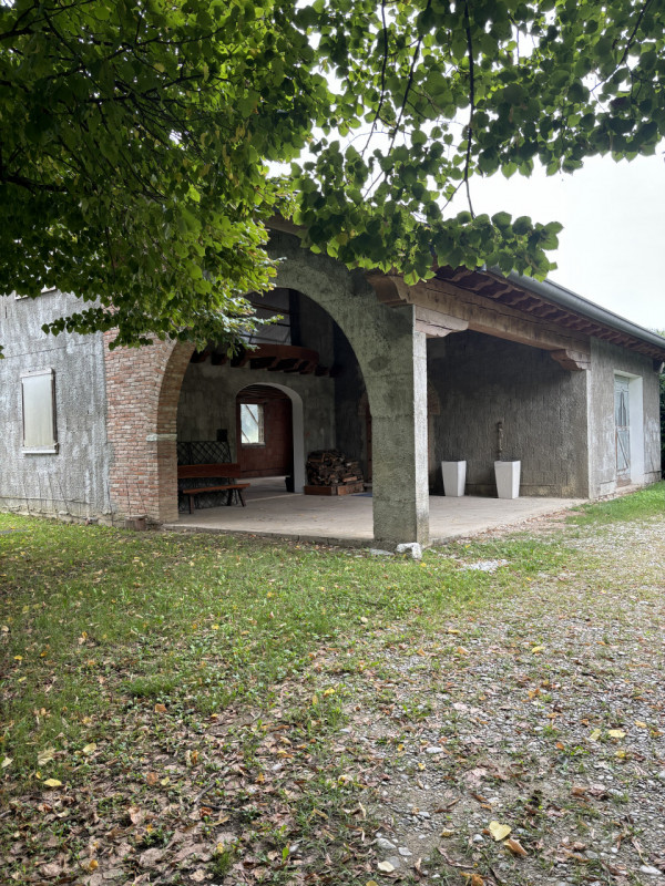 LOREGGIA. Scoprite la vostra oasi di tranquillità con questa ampia villa contemporanea immersa ne...