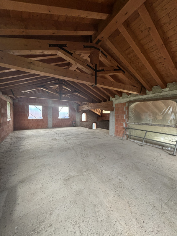 LOREGGIA. Scoprite la vostra oasi di tranquillità con questa ampia villa contemporanea immersa ne...