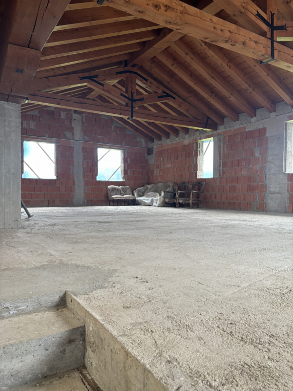 LOREGGIA. Scoprite la vostra oasi di tranquillità con questa ampia villa contemporanea immersa ne...