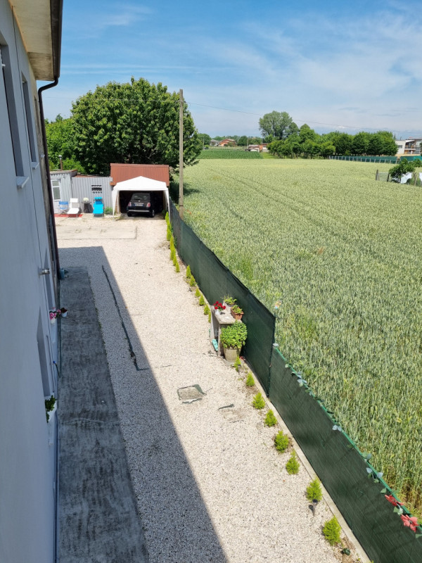 Ponso (PD), lungo la strada principale che porta alla Frazione di Bresega, proponiamo in Vendita ...