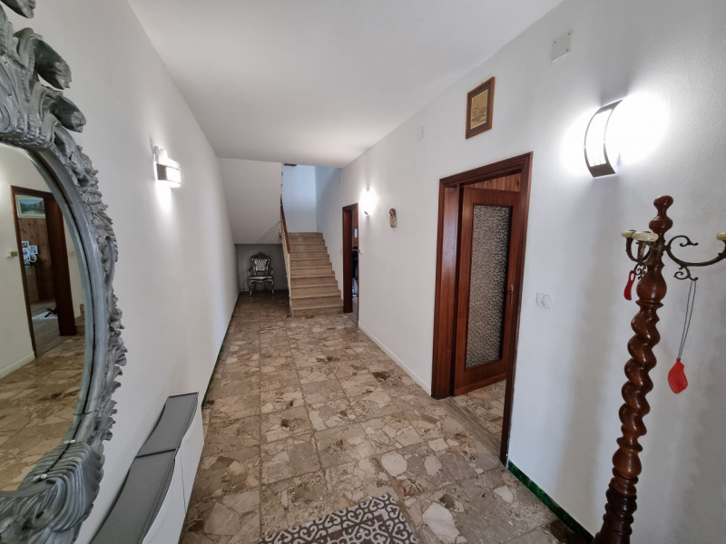 Ponso (PD), lungo la strada principale che porta alla Frazione di Bresega, proponiamo in Vendita ...