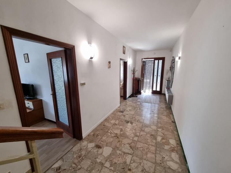 Ponso (PD), lungo la strada principale che porta alla Frazione di Bresega, proponiamo in Vendita ...