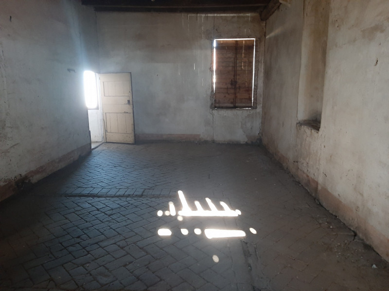 Interessante compendio in zona strategica. Immobile da restaurare con ampio scoperto. L'immobile ...