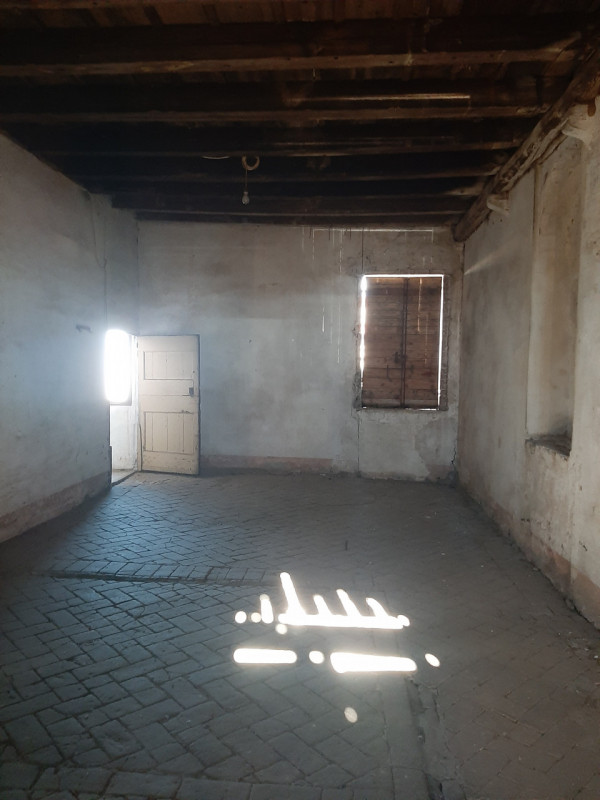 Interessante compendio in zona strategica. Immobile da restaurare con ampio scoperto. L'immobile ...