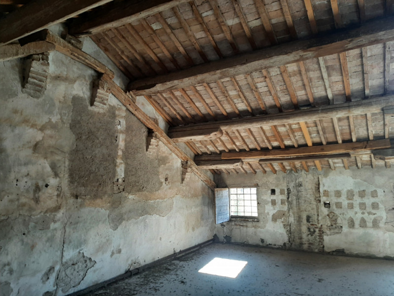 Interessante compendio in zona strategica. Immobile da restaurare con ampio scoperto. L'immobile ...