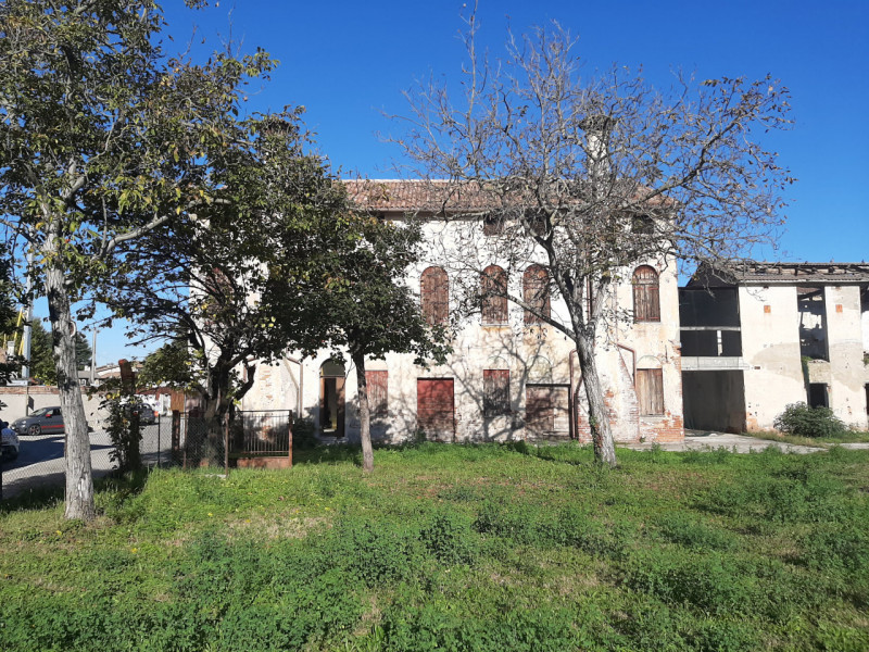 Interessante compendio in zona strategica. Immobile da restaurare con ampio scoperto. L'immobile ...