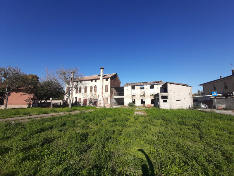 Interessante compendio in zona strategica. Immobile da restaurare con ampio scoperto. L'immobile ...