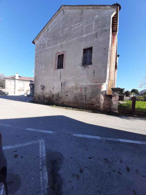 Interessante compendio in zona strategica. Immobile da restaurare con ampio scoperto. L'immobile ...