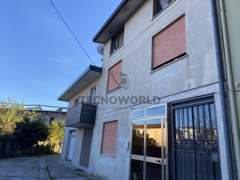 Scopri questa meravigliosa casa a schiera centrale situata nel centro storico di Malo. Questa abi...