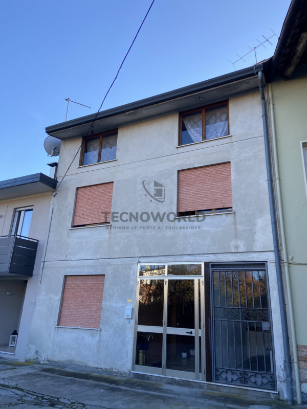 Scopri questa meravigliosa casa a schiera centrale situata nel centro storico di Malo. Questa abi...