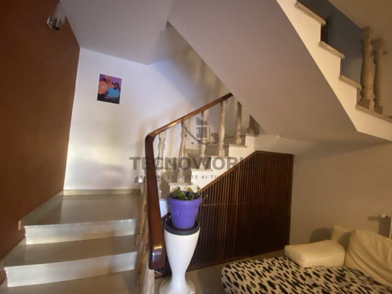 Scopri questa meravigliosa casa a schiera centrale situata nel centro storico di Malo. Questa abi...