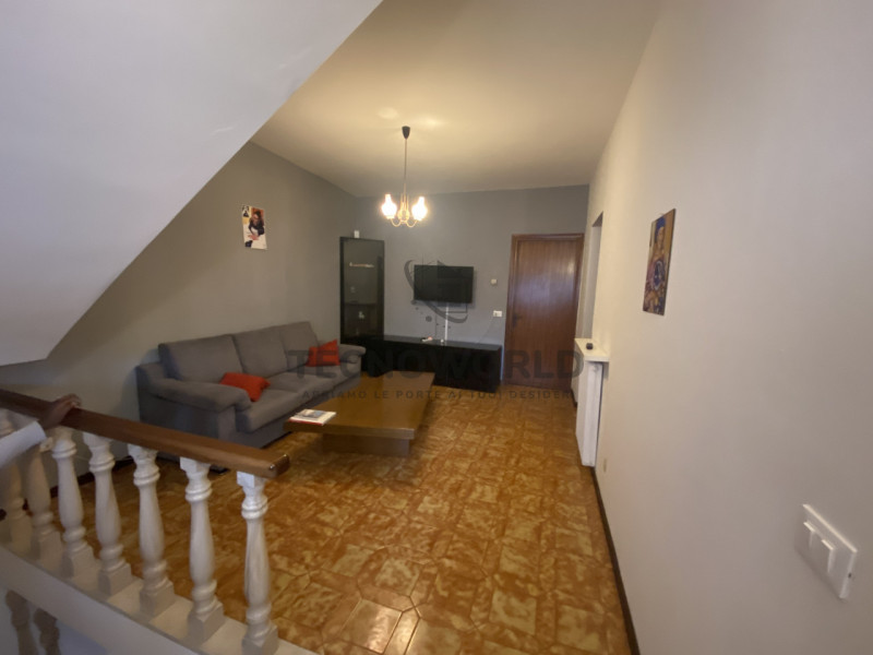 Scopri questa meravigliosa casa a schiera centrale situata nel centro storico di Malo. Questa abi...