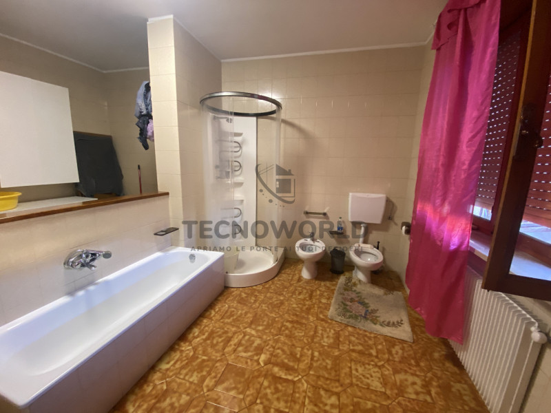 Scopri questa meravigliosa casa a schiera centrale situata nel centro storico di Malo. Questa abi...