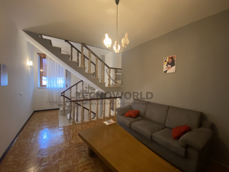 Scopri questa meravigliosa casa a schiera centrale situata nel centro storico di Malo. Questa abi...