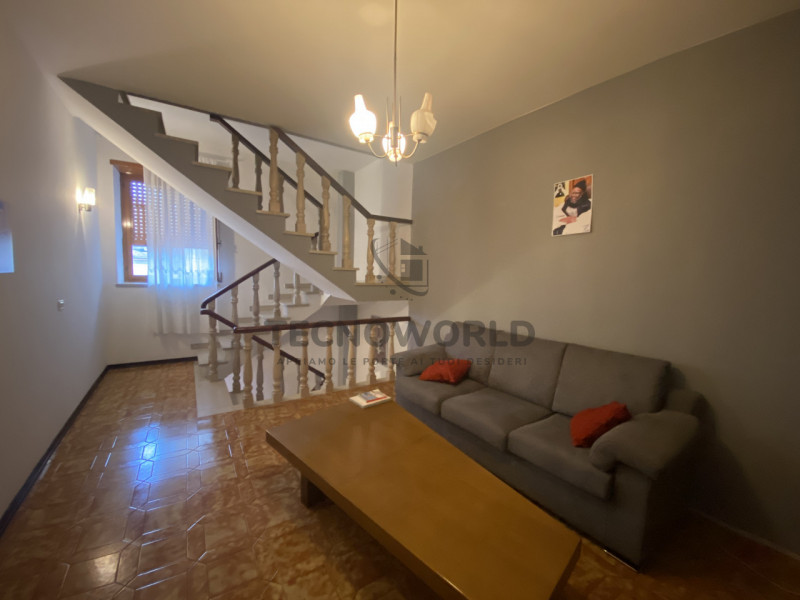 Scopri questa meravigliosa casa a schiera centrale situata nel centro storico di Malo. Questa abi...