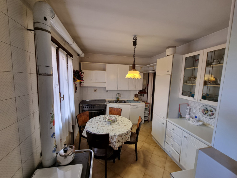 Lozzo Atestino (PD), sita in pieno centro e comodissima ai servizi di prima necessità, proponiamo...