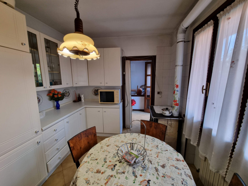 Lozzo Atestino (PD), sita in pieno centro e comodissima ai servizi di prima necessità, proponiamo...