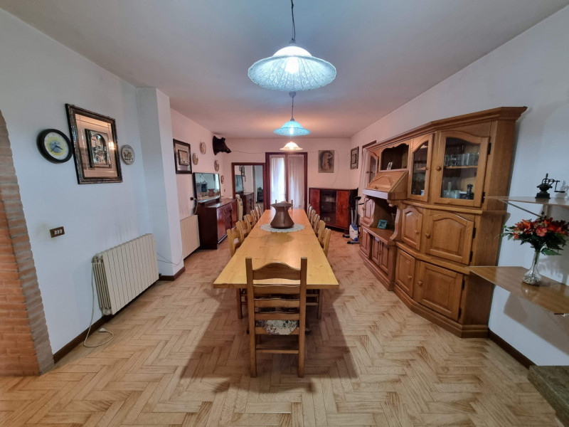 Lozzo Atestino (PD), sita in pieno centro e comodissima ai servizi di prima necessità, proponiamo...