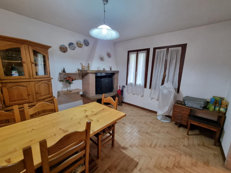 Lozzo Atestino (PD), sita in pieno centro e comodissima ai servizi di prima necessità, proponiamo...