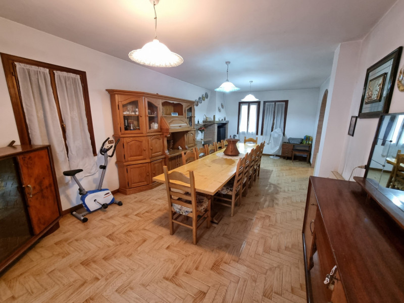 Lozzo Atestino (PD), sita in pieno centro e comodissima ai servizi di prima necessità, proponiamo...