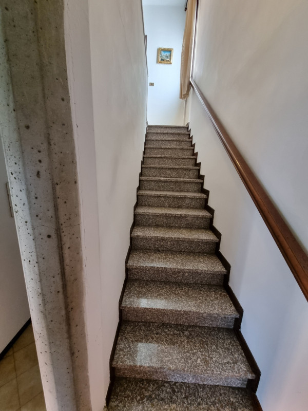 Lozzo Atestino (PD), sita in pieno centro e comodissima ai servizi di prima necessità, proponiamo...