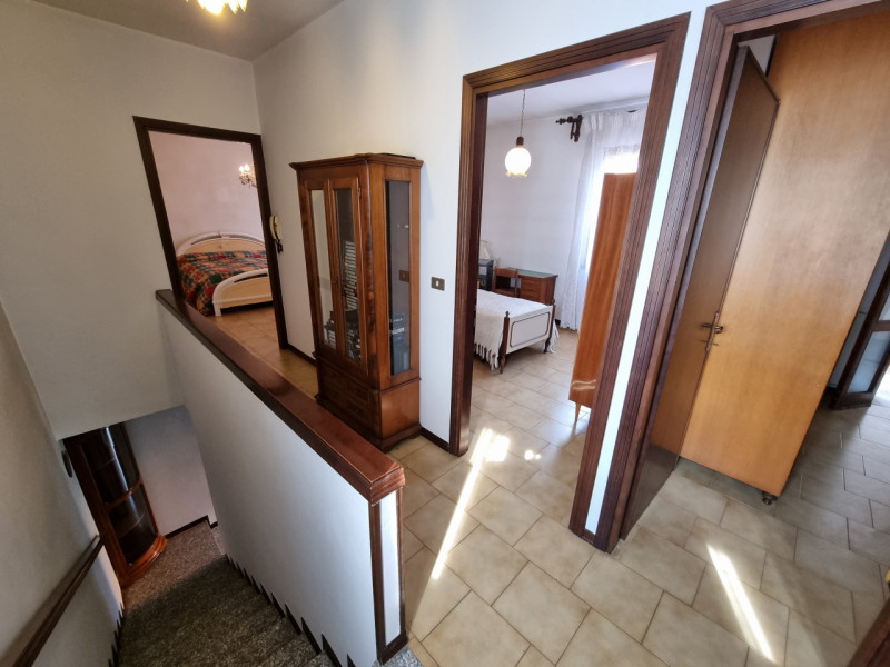 Lozzo Atestino (PD), sita in pieno centro e comodissima ai servizi di prima necessità, proponiamo...