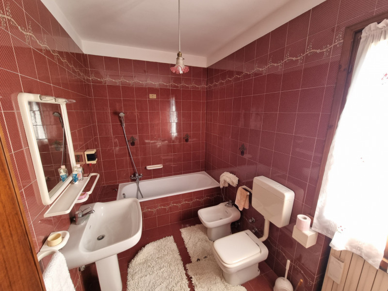 Lozzo Atestino (PD), sita in pieno centro e comodissima ai servizi di prima necessità, proponiamo...