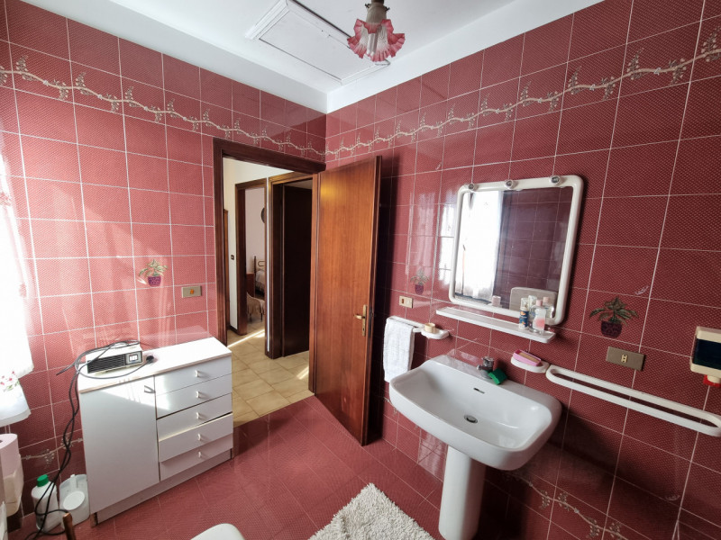 Lozzo Atestino (PD), sita in pieno centro e comodissima ai servizi di prima necessità, proponiamo...