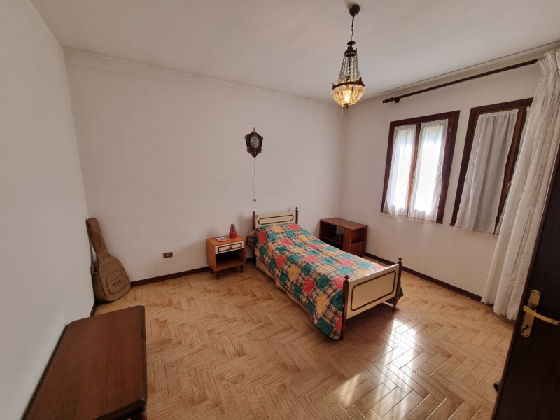 Lozzo Atestino (PD), sita in pieno centro e comodissima ai servizi di prima necessità, proponiamo...