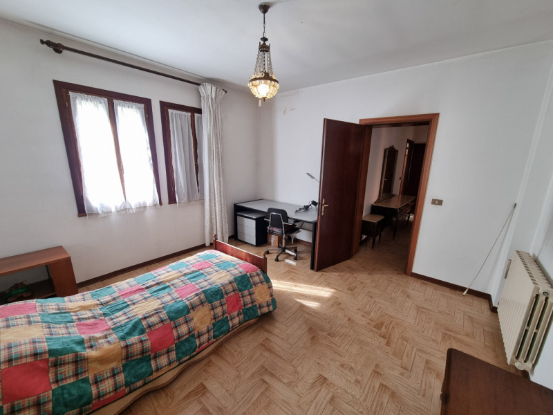 Lozzo Atestino (PD), sita in pieno centro e comodissima ai servizi di prima necessità, proponiamo...