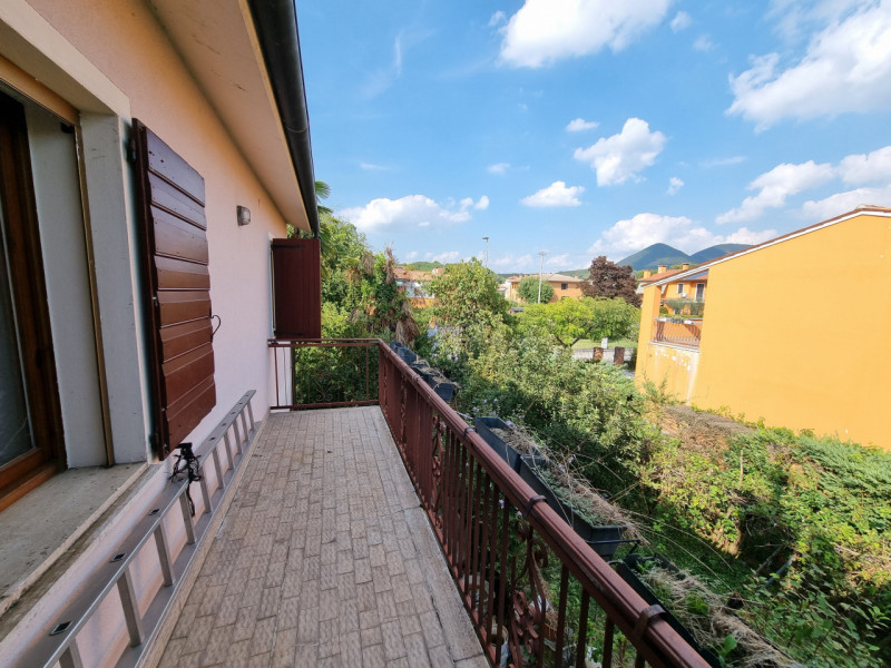 Lozzo Atestino (PD), sita in pieno centro e comodissima ai servizi di prima necessità, proponiamo...