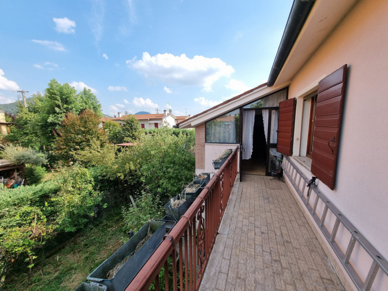 Lozzo Atestino (PD), sita in pieno centro e comodissima ai servizi di prima necessità, proponiamo...