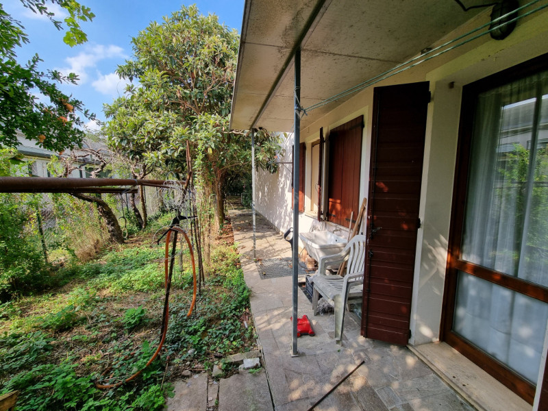 Lozzo Atestino (PD), sita in pieno centro e comodissima ai servizi di prima necessità, proponiamo...