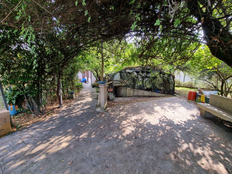 Lozzo Atestino (PD), sita in pieno centro e comodissima ai servizi di prima necessità, proponiamo...