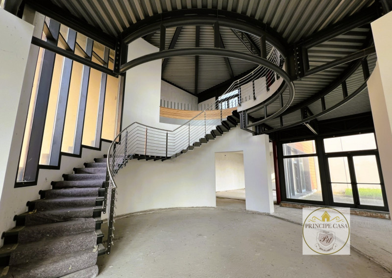 Rif. HKT001 - Capannone di 1700 mq ad uso produttivo e commerciale  con annessi uffici  amministr...