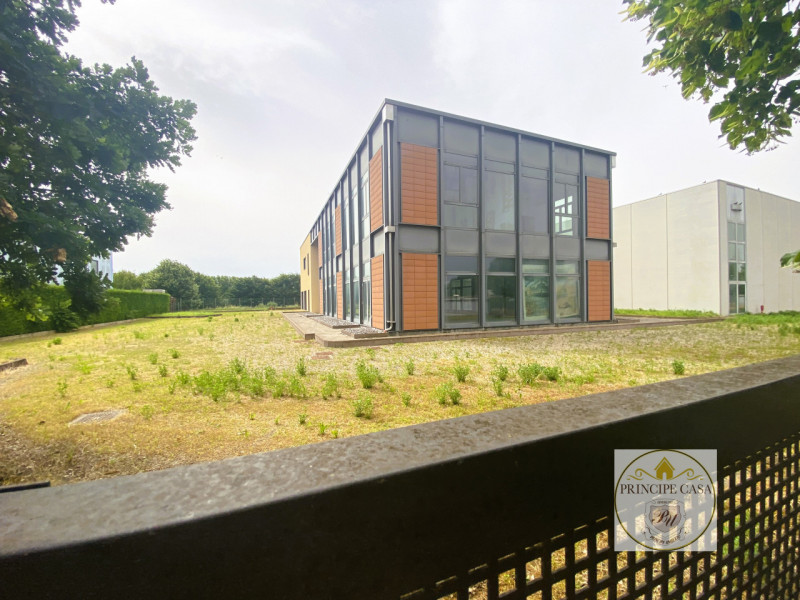 Rif. HKT001 - Capannone di 1700 mq ad uso produttivo e commerciale  con annessi uffici  amministr...