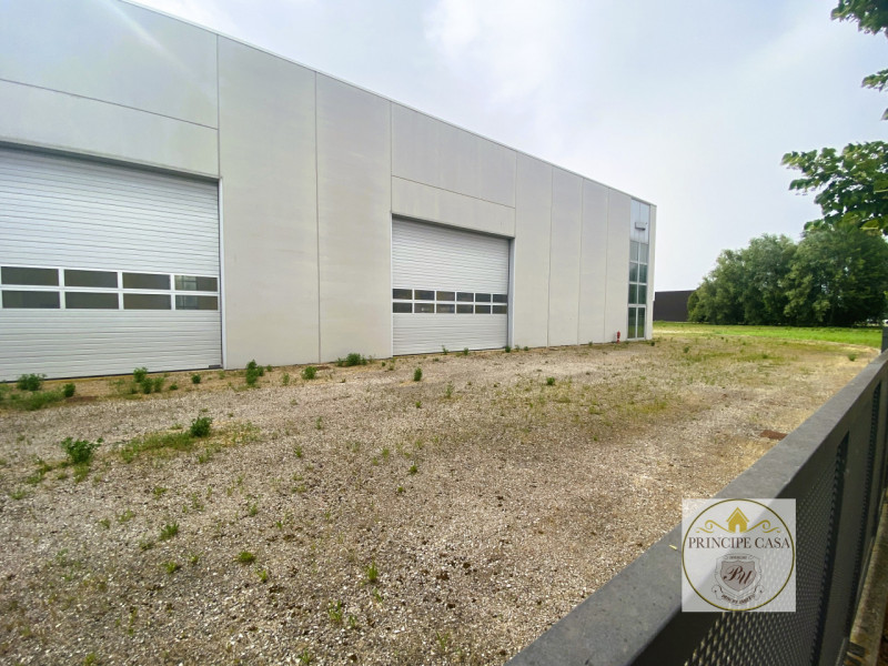 Rif. HKT001 - Capannone di 1700 mq ad uso produttivo e commerciale  con annessi uffici  amministr...
