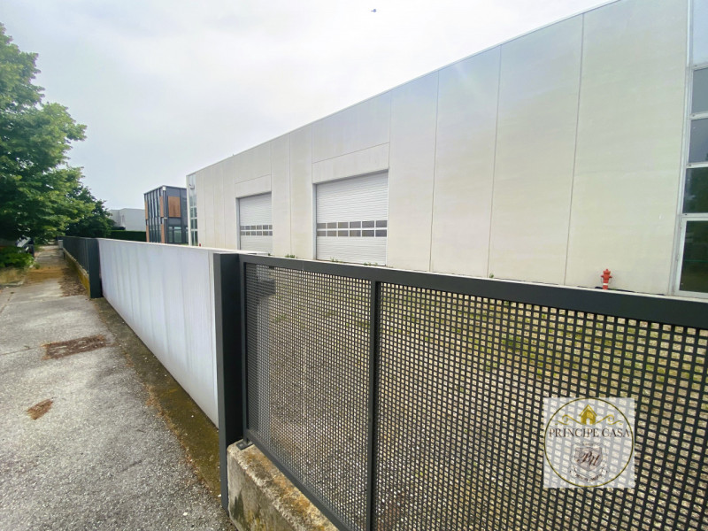 Rif. HKT001 - Capannone di 1700 mq ad uso produttivo e commerciale  con annessi uffici  amministr...